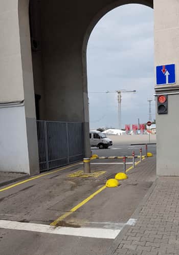 Боллард (дорожный блокиратор) для ограничения доступа на территорию