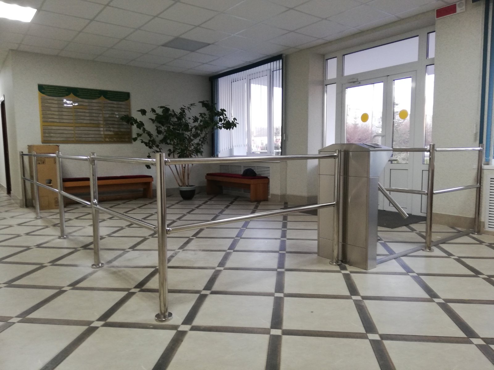 Модульные ограждения СКУД из нержавейки. Преимущества и отличия от хрома.