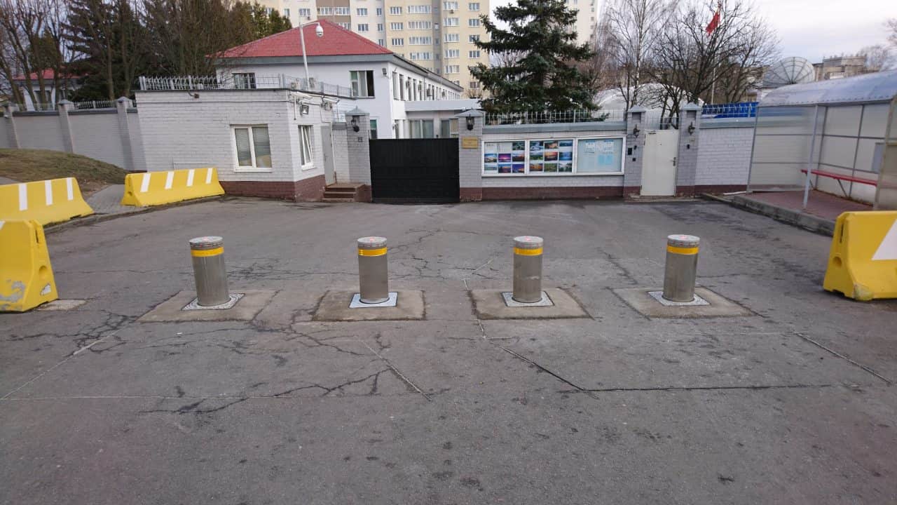 Боллард (дорожный блокиратор) для режимных объектов